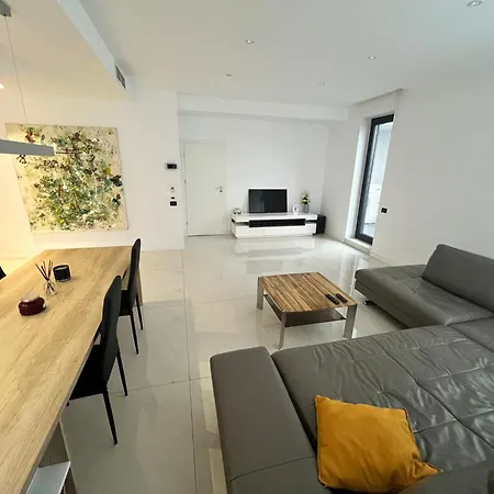 Апартаменти Uparthotel 4*