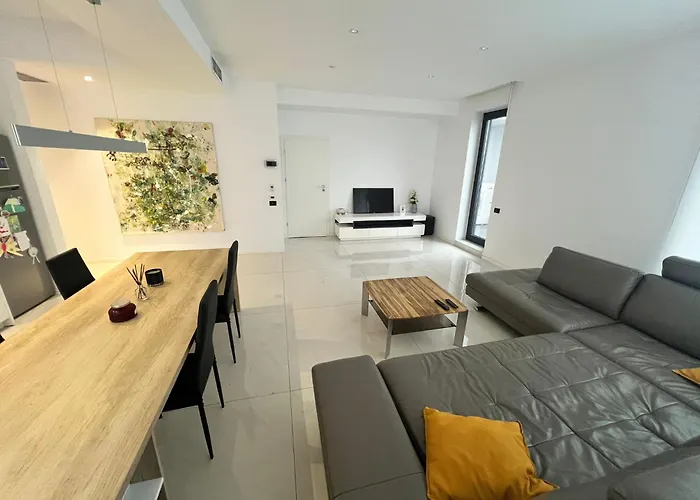 Апартаменти Uparthotel 4*